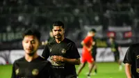 Hasyim Kipuw (tengah) dalam sebuah pertandingan bersama Arema FC. (Bola.com/Iwan Setiawan)