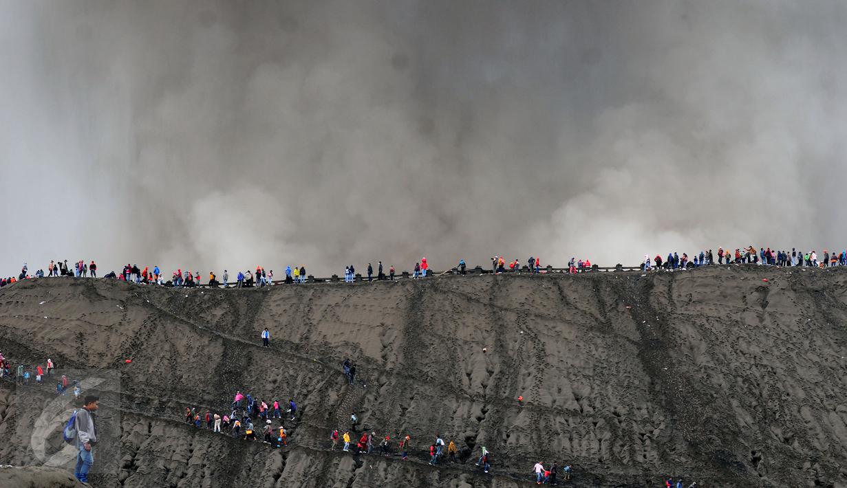 Ribuan wisatawan nekat menikmati erupsi di puncak Gunung Bromo, Taman Nasional Bromo Tengger Semeru, Jawa Timur, Kamis (21/7). Meski berstatus waspada, intensitas kunjungan ke Gunung Bromo justru meningkat. (Liputan6.com/Helmi Fithriansyah) 