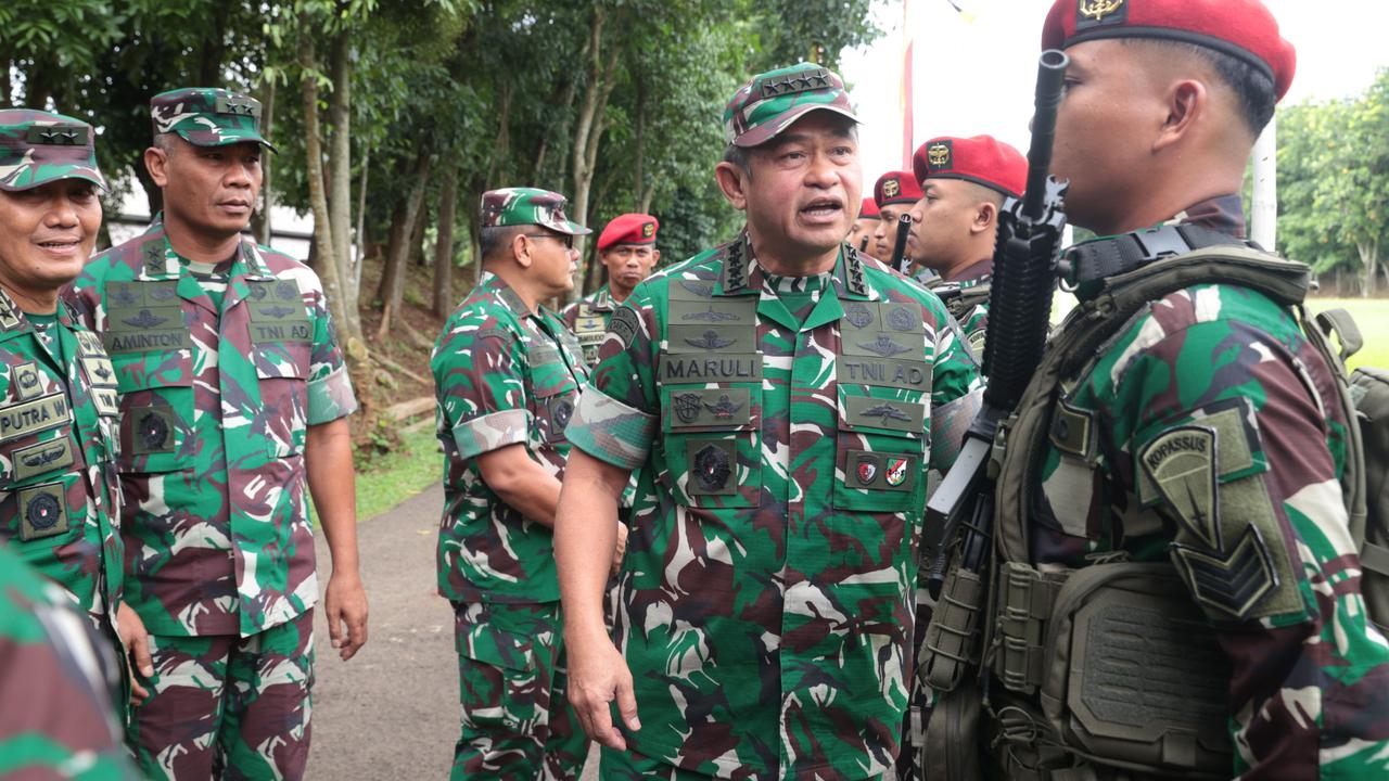 Kasad Jenderal TNI Maruli Simanjuntak di Markas Kopassus, Cijantung, Rabu (12/11/2025), saat meninjau kesiapan sekaligus melepas Tim Tembak TNI AD yang akan berlaga pada ajang ASEAN Army Rifle Meet (AARM) ke-33 Tahun 2025 di Singapura.