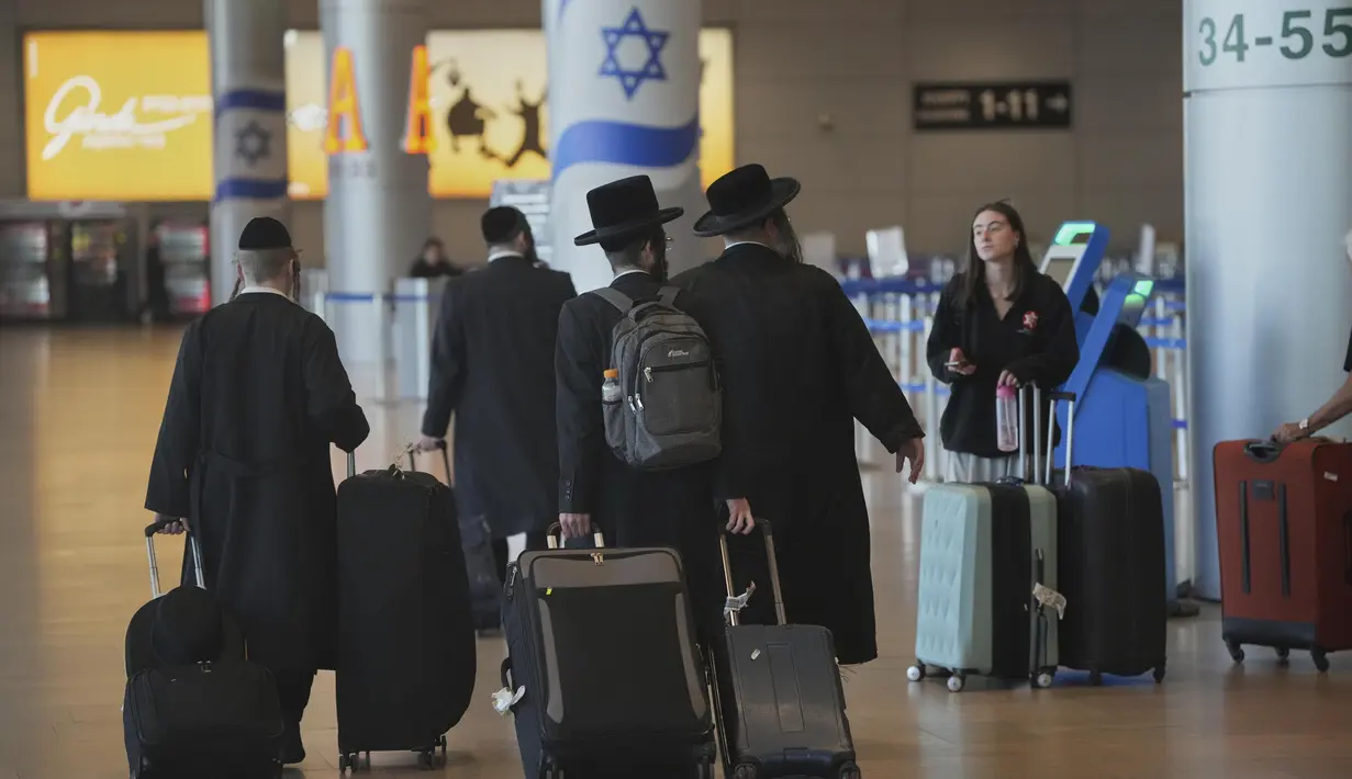 Di Israel, Bandara Internasional Ben Gurion, yang sempat menjadi satu dari beberapa target serangan Iran, kembali terlihat dipadati calon penumpang pada Rabu 25 Juni 2025. (Foto AP/Ohad Zwigenberg)