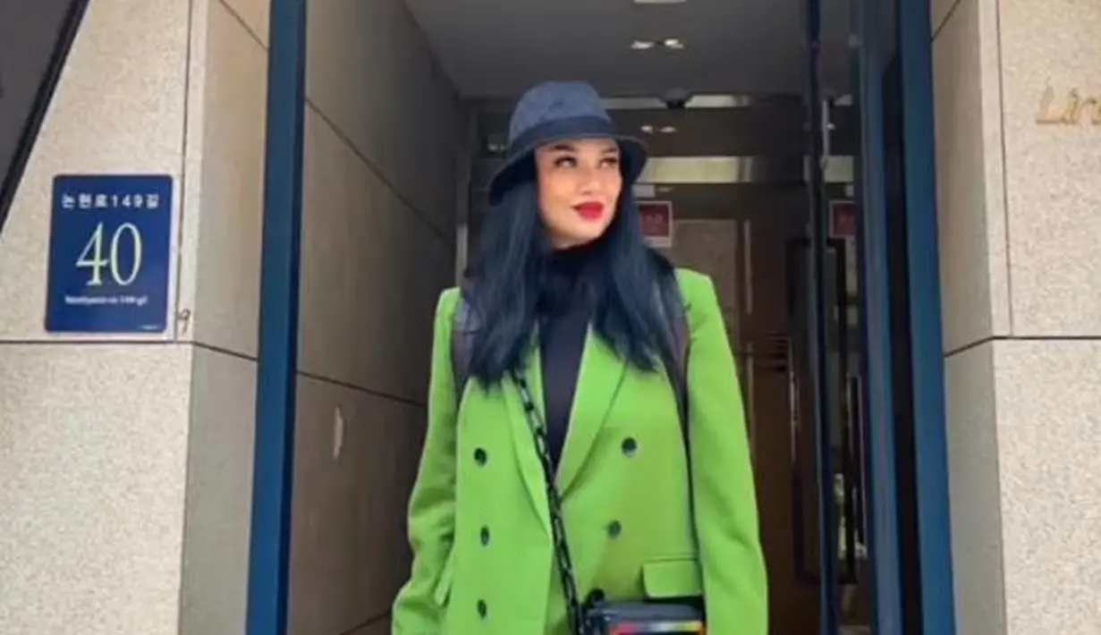 <p>Pelantun lagu Sang Dewi ini memperlihatkan gaya busana nyentrik penuh warna yang membuatnya terlihat fresh dan awet muda walau berusia 56 tahun. @ti2dj.</p>