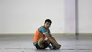 Pemain Persita Tangerang, Tamirlan Kozubaev, melakukan pendinginan saat latihan di Lapangan Indoor Sport Center, Tangerang, Jumat (24/1). Latihan ini merupakan persiapan jelang Liga 1 Indonesia 2020. (Bola.com/Vitalis Yogi Trisna)