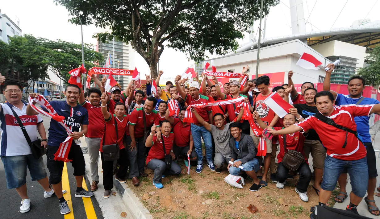 Ratusan suporter mendatangi Stadion Jalan Besar, Singapura untuk menyaksikan laga timnas Indonesia U-23 melawan Kamboja, Sabtu (6/6/2015). Para suporter berfoto bersama jelang masuk Stadion Jalan Besar, Singapura. (Liputan6.com/Helmi Fithriansyah)