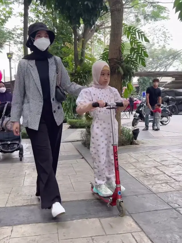 Poppy Bunga dan anaknya, Khanza (Instagram.com/poppybungariphat)