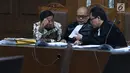 Terdakwa dugaan penerimaan suap terkait kerja sama pembangunan PLTU Riau-1, Idrus Marham (kiri) saat menjalani sidang lanjutan di Pengadilan Tipikor, Jakarta, Kamis (7/2). Sidang mendengar keterangan tiga saksi. (Liputan6com/Helmi Fithriansyah) 