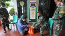 Warga menggunakan ATM Pertanian Si Komandan untuk mendapatkan beras gratis di Kodim 0606/Kota Bogor, Jawa Barat, Minggu (26/4/2020). Kementerian Pertanian bersama Bank BNI, dan TNI AD  menempatkan ATM beras gratis di sejumlah Kodim di wilayah Jabodetabek. (merdeka.com/Arie Basuki)
