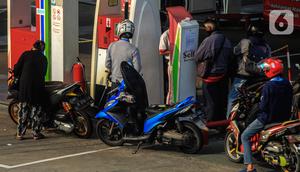 Pengendara motor antre mengisi bahan bakar minyak (BBM) di SPBU Kelapa Dua, Jakarta , Kamis (14/4/2022). Pemerintah memberi sinyal akan menaikkan harga Pertalite dan solar. Hal ini menjadi langkah pemerintah dalam menghadapi dampak kenaikan harga minyak mentah dunia. (Liputan6.com/Johan Tallo)