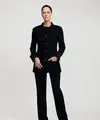 Anna Mouglalis tampil dengan aura refined sophistication lewat setelan hitam klasik khas Chanel. Ia mengenakan tailored jacket berstruktur dengan detail trimming tekstur di bagian tepian, dipadukan celana panjang berpotongan lurus yang memberikan kesan sleek dan powerful. [Dok/Chanel].