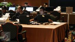 KPUD Jakarta melakukan hitung cepat secara rill (real count) melalui scan C1 di Aula Bina Karya, Hotel Bidakara, Jakarta, Rabu (16/2). Perhitungan dilakukan dengan cara input data sistem informasi perhitungan suara (Situng). (Liputan6.com/Faizal Fanani)