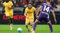 Luka Modric dari AC Milan melewati Hans Nicolussi Caviglia dari Fiorentina dalam pertandingan Serie A di San Siro, 19 Oktober 2025. (AP Photo/Luca Bruno)