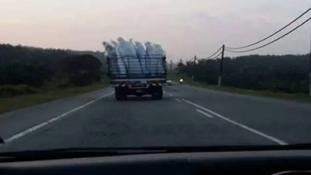 7 Benda Dibawa Pakai Truk Ini Absurd Abis