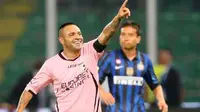 Selebrasi gol kapten Palermo Fabrizio Miccoli ke gawang Inter Milan di pekan pertama Serie A yang berlangsung di Renzo Barbera Stadium, Palermo, 11 September 2011. Palermo unggul 4-3. AFP PHOTO / Marcello PATERNOSTRO