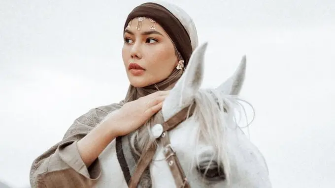 Potret Dara Arafah Berkuda dan Memanah di Gurun Pasir (credit: instagram/daraarafah)