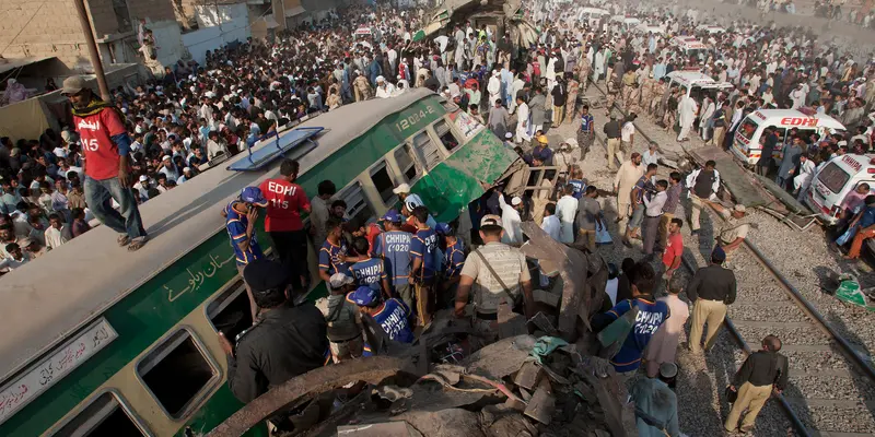 20161103---Kecelakaan-KEreta-di-pakistan-Ap-Reuters1