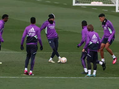 Penyerang Real Madrid, Karim Benzema (Tengah) dan rekan setimnya mengikuti sesi latihan di kompleks latihan Ciudad Real Madrid di Valdebebas, pinggiran kota Madrid, Rabu (1/3/2023). Real Madrid akan bertanding melawan Barcelona pada leg pertama semifinal Copa del Rey (Piala Raja) di di Stadion Santiago Bernabeu, Jumat 3 Maret 2023, pukul 03.00 WIB. (AFP/Pierre-Philippe Marcou)