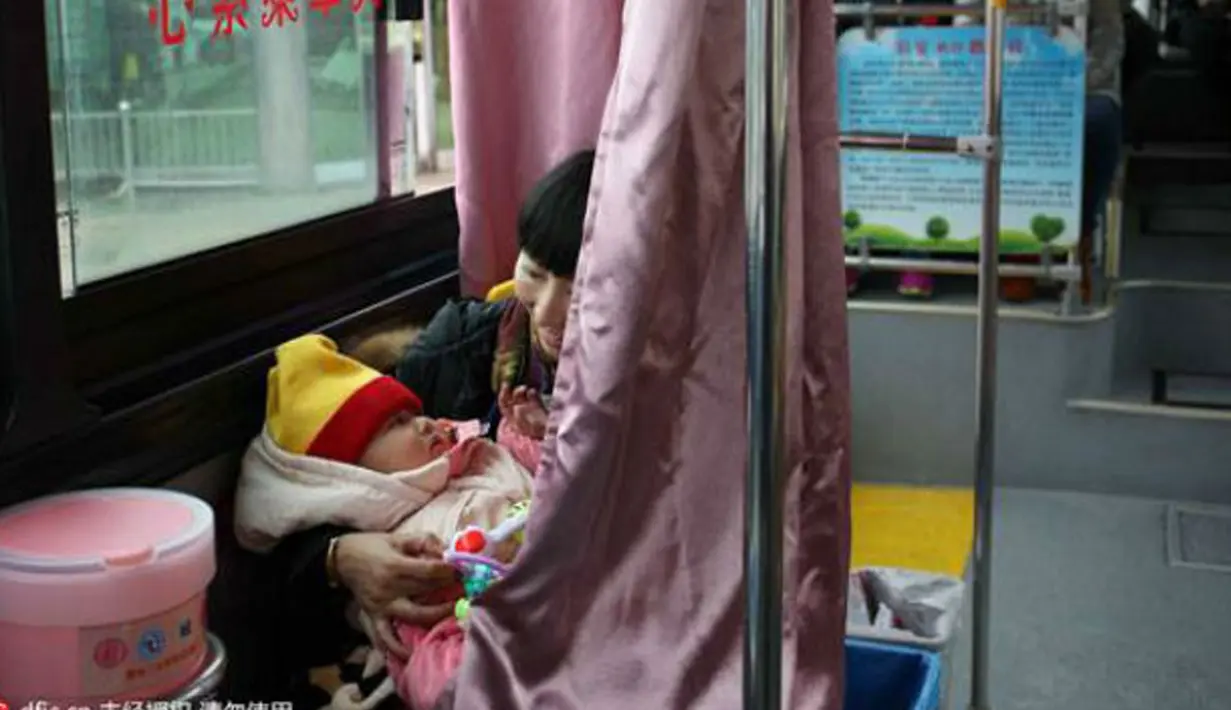 Seorang Ibu saat ingin menyusui anaknya di dalam sebuah bus, kota Pingxiang, Provinsi Jiangxi, Cina. Hal ini dilakukan sebagai perhatian bagi para ibu menyusui agar bisa memberi ASI meskipun berada didalam angkutan umum. (shanghaiist.com)