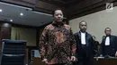 Mantan Bupati Kepulauan Sula Maluku Utara, Ahmad Hidayat Mus saat menjalani sidang perdana di Pengadilan Tipikor, Jakarta, Kamis (22/11). Sidang mendengarkan pembacaan dakwaan dari JPU KPK. (Liputan6.com/Helmi Fithriansyah)