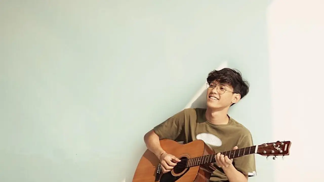6 Potret Kevin Hugo Peserta Indonesian Idol yang Juga Kekasih Nadine Amizah