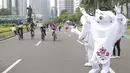 Maskot Piala Dunia 2022, La'eeb, juga menyapa warga Ibukota yang sedang berolahraga saat Car Free Day (CFD) di kawasan Sudirman, Jakarta, Minggu (06/11/2022). (Bola.com/M iqbal Ichsan)