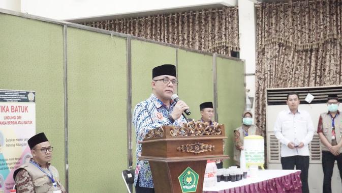 Sekjen Kemenkes, drg Oscar Primadi, menyambut jemaah haji di Embarkasi Bekasi. (Foto: Humas Kemenkes)