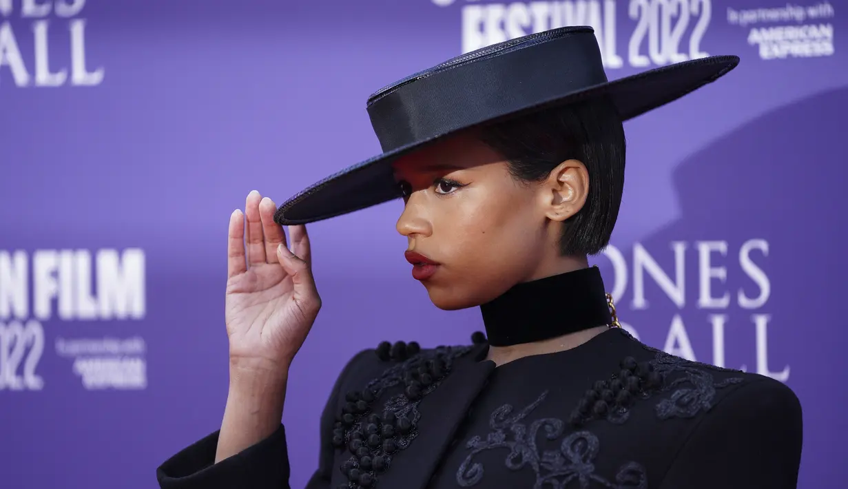 Taylor Russell berpose untuk para fotografer setibanya di pemutaran perdana film 'Bones and All' dalam Festival Film London BFI 2022 di London, Sabtu, 8 Oktober 2022. Ia melengkapi penampilannya dengan topi bertepi lebar. (Photo by Scott Garfitt/Invision/AP)