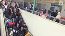 Sejumlah penumpang menuruni tangga usai menaiki KRL Commuter Line di Jakarta, Sabtu (27/1). PT Kereta Commuter Indonesia, operator KRL Commuter Line menargetkan mengangkut 320,03 juta penumpang atau naik 9,5 persen. (Liputan6.com/Immanuel Antonius)