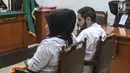 Artis Dhawiya Zaida (kiri) dan Muhammad saat mengikuti sidang kasus narkoba di PN Jakarta Timur, Selasa (26/6). Hakim langsung meminta untuk melanjutkan sidang ke agenda saksi dari pihak JPU. (Liputan6.com/HO/Udin)