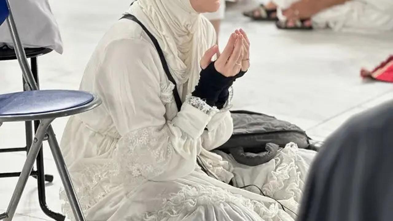 6 Potret Roger Danuarta dan Cut Meyriska Jalani Umrah, Khusyuk di Depan Ka'bah