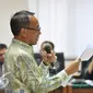 Jero Wacik membacakan berkas saat sidang perdana di Pengadilan Tipikor, Jakarta, Selasa (22/9/2015). Jero didakwa menerima uang gratifikasi Rp349 juta untuk biaya ulang tahun di hotel Darmawangsa saat menjabat Menteri ESDM. (Liputan6.com/Andrian M Tunay)