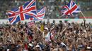 Fans merayakan keberhasilan pebalap Mercedes, Lewis Hamilton, menjuarai F1 GP Inggris di Sirkuit Silverstone, Minggu (16/7/2017). Pebalap 32 tahun asal Inggris itu melahap 51 lap dengan catatan waktu 1 jam 21 menit 27,430 detik. (AP/Frank Augstein)