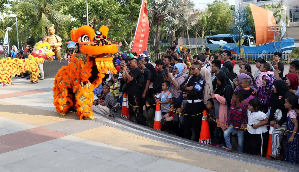 Penari Barongsai beraksi menghibur pengunjung Pantai Lagoon, Ancol, Jakarta, Sabtu (2/2). Dalam rangkaian Ancol Imlek Festival 2570, pengelola menampilkan beragam atraksi bertema  energi semangat bersama. (Liputan6.com/Helmi Fithriansyah)