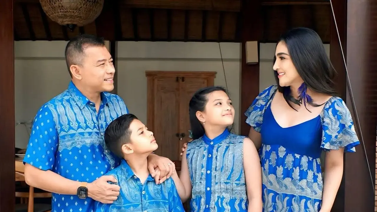 Gaya Seragam Biru Bermotif Keluarga Ashanty