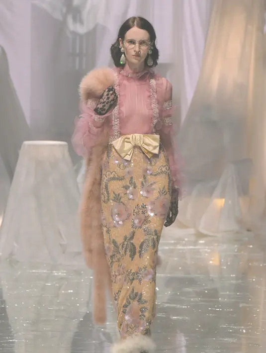 Bertajuk “Pavillon des Folies”, koleksi Valentino SS25 menyuguhkan perenungan mendalam akan keindahan dan kehidupan yang fana. Hal tersebut diterjemahkan Alessandro Michelle selaku kreatif direktur melalui busana-busana dengan material organza yang lembut, serta pola bordir yang rumit. Memberikan nuansa keanggunan dan kenyamanan. Ruffle organza, siluet ramping, detail sulaman menjadi elemen utama yang di-highlight dalam koleksi kali ini. [Dok/Valentino].