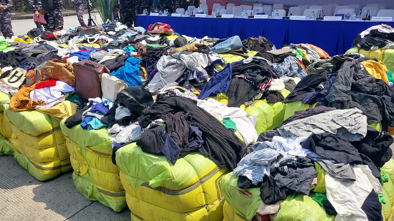 Direktorat Jenderal Bea dan Cukai Kementerian Keuangan (Bea Cukai Kemenkeu) berhasil menindak baju bekas impor ilegal. (Foto: Liputan6.com/Arief RH)