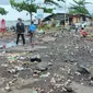 Ada 28 café dan restoran di kompleks pusat perbelanjaan terbesar di Manado itu yang diterjang banjir rob. Dari jumlah itu, 4 di antaranya rusak berat dan tidak bisa beroperasi.