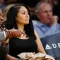 Petinju Floyd Mayweather Jr dan Jamie Lynn duduk di tepi lapangan saat menonton pertandingan NBA antara Los Angeles Lakers melawan Washington Wizards di Los Angeles (28/3). (AP Photo/Danny Moloshok)