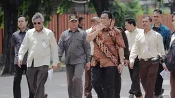 Menteri Perdagangan RI Rahmat Gobel saat berjalan menuju Gudang Bulog, Jakarta, Senin (15/12/2014). (Liputan6.com/Faizal Fanani)