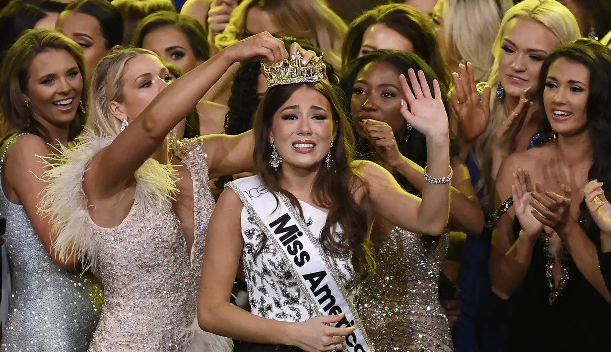 Miss Alaska Emma Broyles setelah dinobatkan sebagai Miss America 2022 di Mohegan Sun di Uncasville, Conn, Kamis (16/12/2021). Sementara Elizabeth Pierre, Miss Massachusetts, melengkapi tiga besar dengan gelar runner-up kedua. (AP Photo/Jessica Hill)