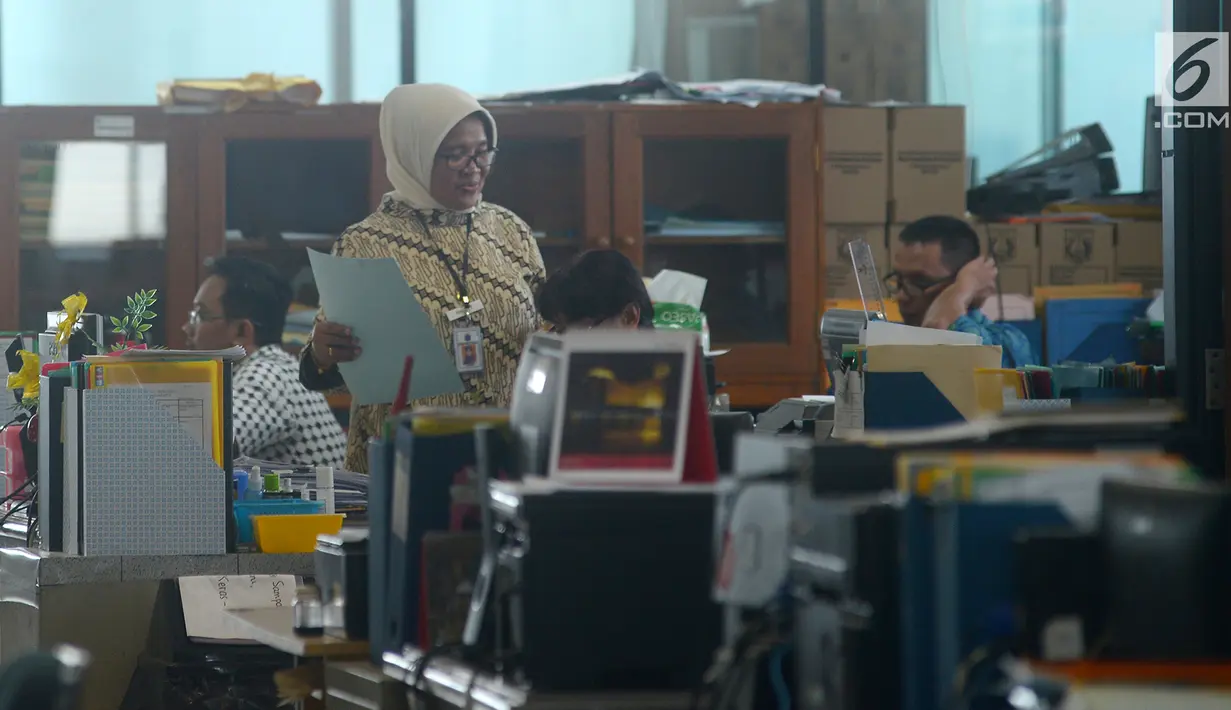 Suasana saat pegawai mulai masuk kerja usai libur Lebaran di Balai Kota DKI Jakarta, Rabu (21/6). Usai halalbihalal, pegawai Pemprov DKI mulai berkerja normal. (Merdeka.com/Imam Buhori)