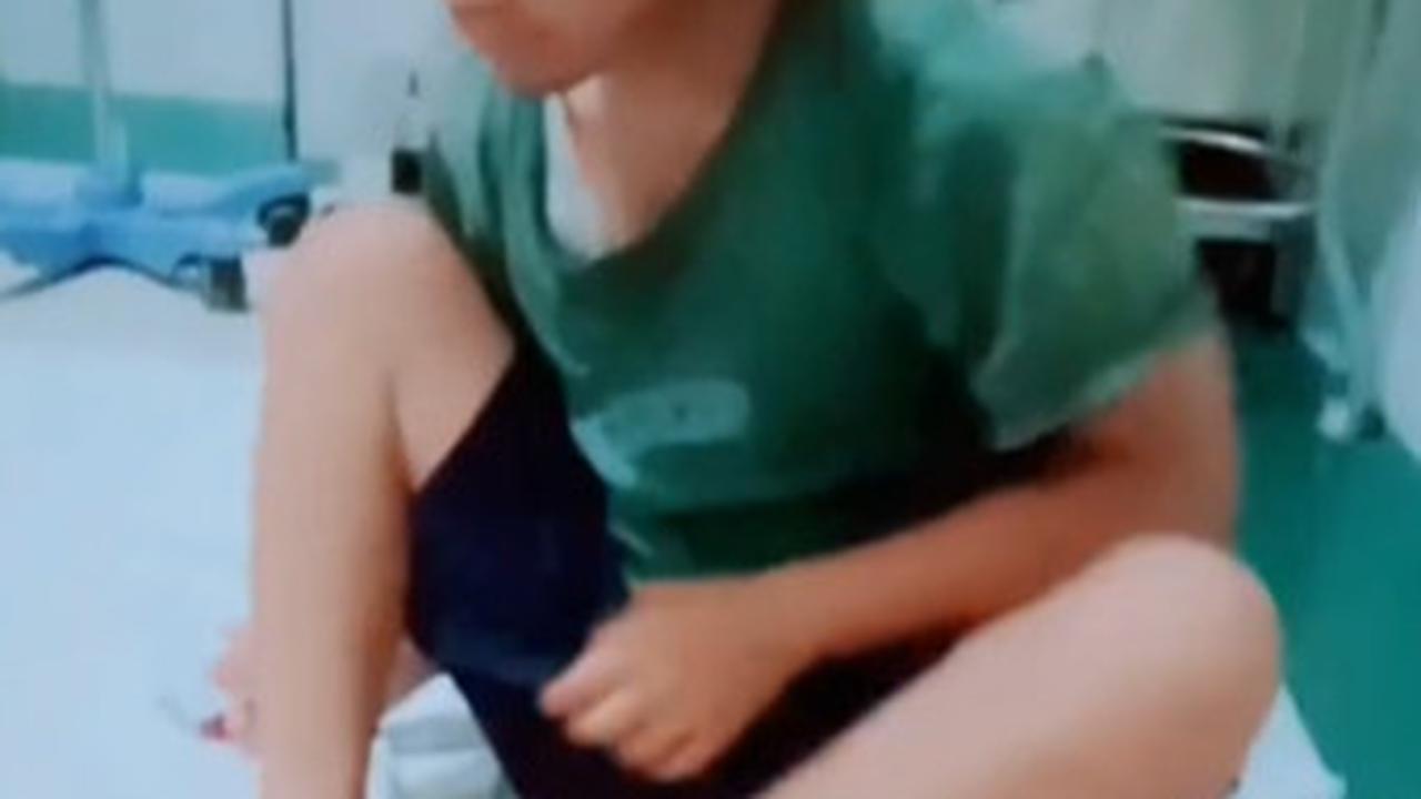 Beredar sebuah video menyentuh hati dari seorang anak pengidap down syndrome yang dengan tulus menjaga sang Ibu yang sedang dirawat di rumah sakit.<br>