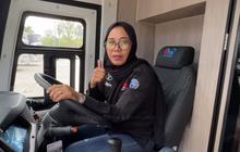 Gesit dan Lincah, Potret Sopir Bos Cantik Lintas Sumatera Taklukan Jalanan Terjal