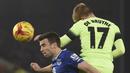 Pemain Manchester City, Kevin De Bruyne (kanan) cberduel di udara dengan pemain Everton, Seamus Coleman pada leg pertama semi-final Piala Liga Inggris di Stadion Goodison Park, Liverpool, Rabu (6/01/2016). (AFP Photo/Paul Ellis)