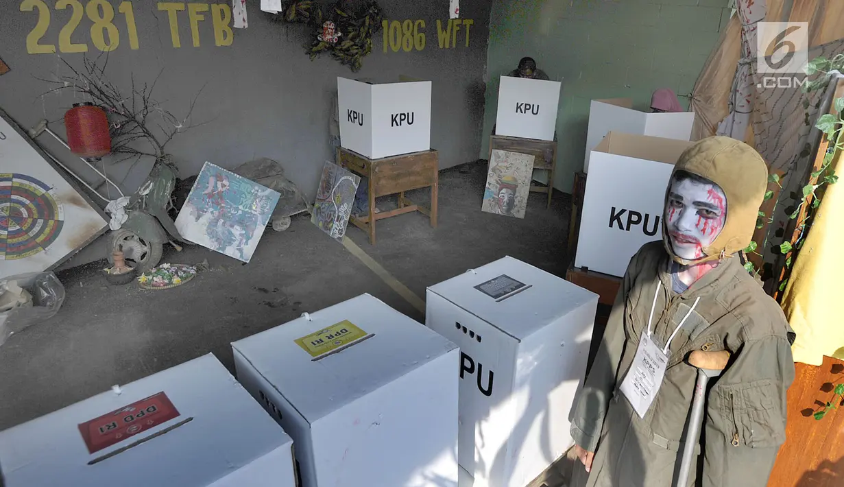 Petugas dengan kostum hantu berjaga selama pemungutan suara Pemilu 2019 di TPS 073 yang bernuansa horor di Lebak Bulus, Jakarta Selatan, Rabu (17/4). TPS 073 ini mengambil tema horor untuk menarik minat masyarakat untuk mencoblos. (merdeka.com/Arie Basuki)