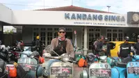 Mantan kiper Arema, Kadek Wardhana singgah di Malang saat touring. (Bola.com/Iwan Setiawan)