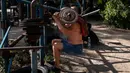 Gym luar ruangan Kachalka didirikan di tepi Sungai Dniper. Gym outdoor ini telah populer di kalangan penduduk Kiev selama lebih dari 50 tahun. (AP Photo/Jae C. Hong)