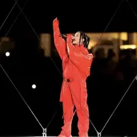 Tampilan ini juga menjadi statement kehamilan keduanya yang curi atensi. (Foto: Instagram/RihannaOfficial)