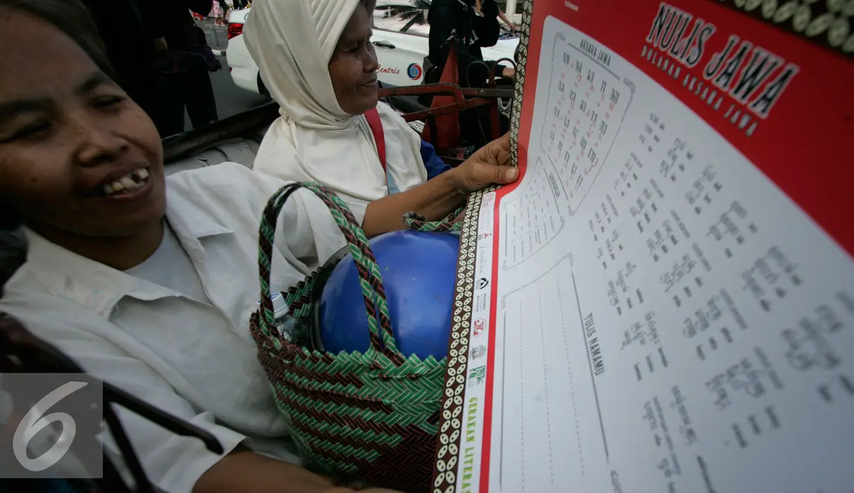 Warga belajar aksara Jawa di Titik Nol km saat peringatan Hari Aksara Internasional ke-50, Yogyakarta, Kamis (8/9). (Liputan6.com/ Boy Harjanto)