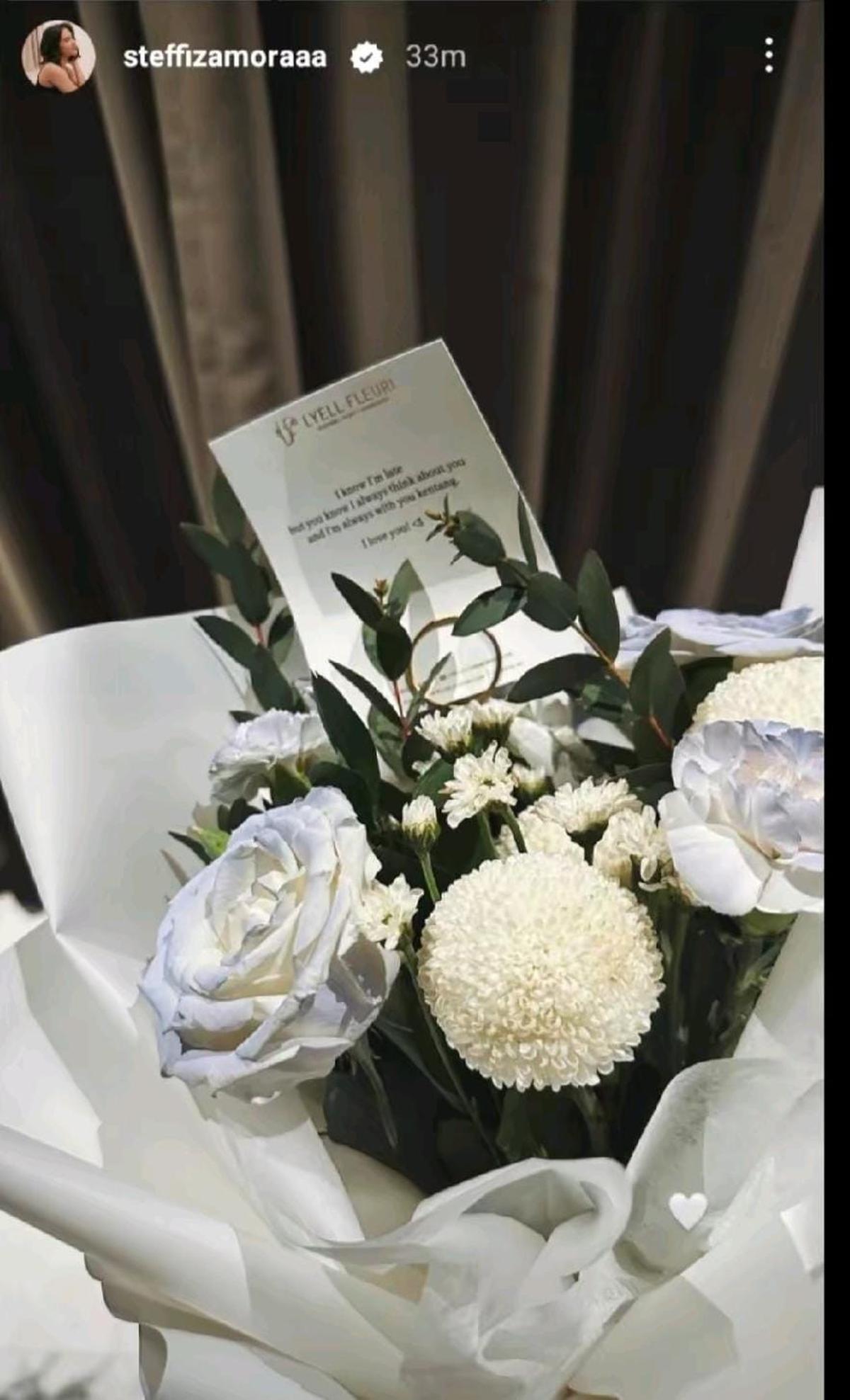 Steffi Zamora Terima Bunga