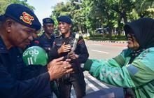FOTO: Aksi Damai Ojol Tebar Mawar untuk Perdamaian Jakarta