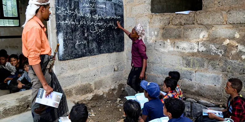 Memprihatinkan, Anak-anak Yaman Belajar di Luar Gedung Sekolah